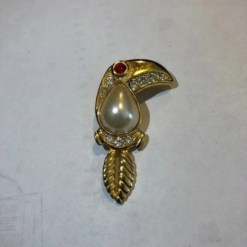 Beautiful Perl and Crystal Parrot Brooch